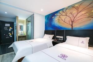 Letto o letti in una camera di Yihai Cultural Hotel Coffee, fruits, snacks, a gym and a laundry room are provided for free in the lobby
