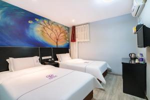Letto o letti in una camera di Yihai Cultural Hotel Coffee, fruits, snacks, a gym and a laundry room are provided for free in the lobby