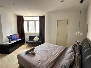 TV a/nebo společenská místnost v ubytování Comfort 1BR studio One One Eight Island Plaza