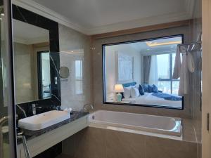 Koupelna v ubytování Cosmo Stars Hotel Bạc Liêu + 37 fotografií