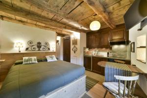una camera da letto con un letto grande e una cucina di Chesa Crasta - Celerina a Celerina