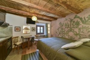 una camera da letto con un letto, un tavolo e una cucina di Chesa Crasta - Celerina a Celerina