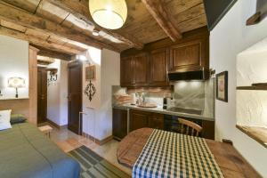 una cucina con armadi in legno e un tavolo in una stanza di Chesa Crasta - Celerina a Celerina Altre 5 foto