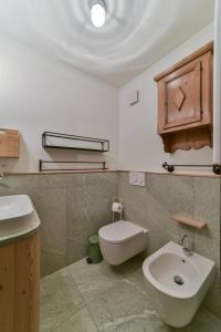 un bagno con un lavandino e un water al suo interno di Chesa Crasta - Celerina a Celerina