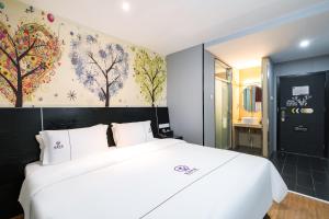 Letto o letti in una camera di Yihai Cultural Hotel Coffee, fruits, snacks, a gym and a laundry room are provided for free in the lobby