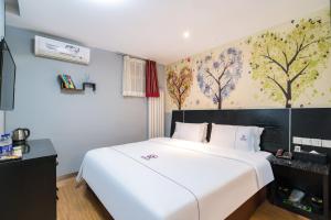Letto o letti in una camera di Yihai Cultural Hotel Coffee, fruits, snacks, a gym and a laundry room are provided for free in the lobby
