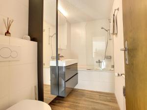 ein weißes Badezimmer mit Waschbecken und Toilette in der Unterkunft Séracs 23 in Verbier