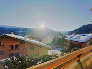 einen Balkon mit Bergblick in der Unterkunft Séracs 23 in Verbier