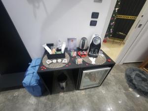 Příslušenství pro přípravu čaje a kávy v ubytování B&B GRECALE Suite & Spa