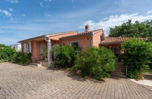 Το κτήριο όπου στεγάζεται  το διαμέρισμα