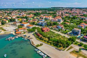 eine Luftaufnahme einer Stadt mit Booten im Wasser in der Unterkunft Apartments Oliveto - Calming Sea View in Medulin
