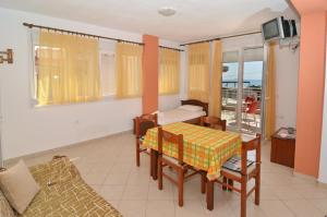 Η κουζίνα ή μικρή κουζίνα στο Διαμερίσματα Αύρα +18 φωτογραφίες