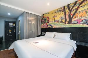 Letto o letti in una camera di Yihai Cultural Hotel Coffee, fruits, snacks, a gym and a laundry room are provided for free in the lobby