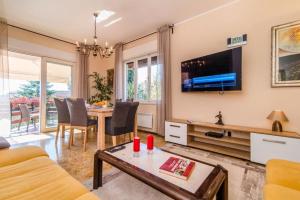 TV a/nebo společenská místnost v ubytování Villa Amalija - Apartment Amy