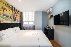 Letto o letti in una camera di Yihai Cultural Hotel Coffee, fruits, snacks, a gym and a laundry room are provided for free in the lobby