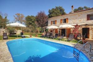 Πισίνα στο ή κοντά στο Villa Katherine with Pool and Game Room