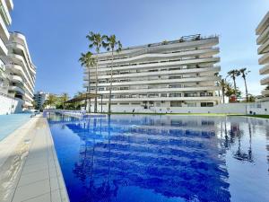un grand bâtiment avec une piscine devant dans l'établissement Mediterranean Way - Cannes, à Salou