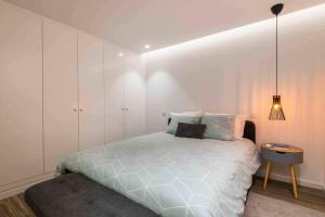 En eller flere senge i et værelse på Downtown Albufeira 3-Bedroom Luxury Apartment + 11 billeder