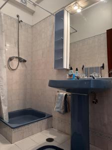 Ένα μπάνιο στο 3 Room Apartment S Jõao Caparica +44 φωτογραφίες