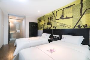 Letto o letti in una camera di Yihai Cultural Hotel Coffee, fruits, snacks, a gym and a laundry room are provided for free in the lobby