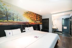 Letto o letti in una camera di Yihai Cultural Hotel Coffee, fruits, snacks, a gym and a laundry room are provided for free in the lobby