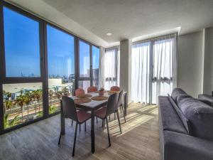 ein Esszimmer mit Tisch und Stühlen und einer Couch in der Unterkunft Yan Building By CanariasGetaway in Guanarteme