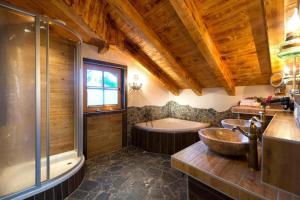 A bathroom at Chalet Steinbock St Martin am Tennengebirge