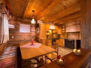 A kitchen or kitchenette at Chalet Steinbock St Martin am Tennengebirge