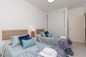 En eller flere senge i et værelse på Sea Breeze Frontline Apartment