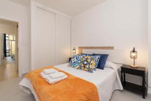 En eller flere senge i et værelse på Sea Breeze Frontline Apartment