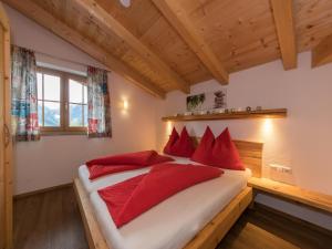 sypialnia z dużym łóżkiem z czerwonymi poduszkami w obiekcie Modern Mansion in Kaprun near Ski Area w Kaprunie +37 zdjęć