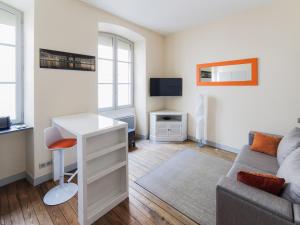 ein Wohnzimmer mit Couch und Schreibtisch in der Unterkunft Studio triangle d'Or in Bordeaux