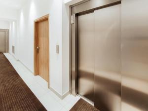 ein metallener Aufzug in einem Flur mit einer Tür in der Unterkunft Studio triangle d'Or in Bordeaux + 4 Fotos