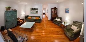 a living room with two couches and a table at Earra - Eder, 3 min. playa y en pleno centro in Zarautz