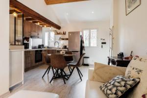 Una cocina y una sala de estar con mesa y sillas. en Cocon dans la vieille ville, en Villefranche-sur-Mer