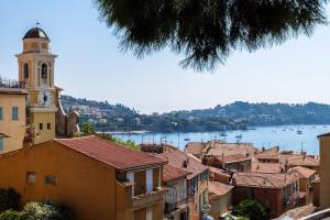 - Vistas a una ciudad con una torre de reloj en Cocon dans la vieille ville, en Villefranche-sur-Mer