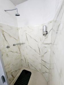 ein Bad mit einer ebenerdigen Dusche in der Unterkunft Casa Comfortable and Complete, maximum 8 people in Tierra Colorada + 45 Fotos