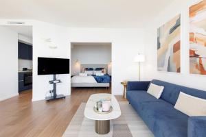 TV a/nebo společenská místnost v ubytování Juan les pins Suite luxueuse front de mer