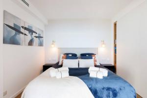 Postel nebo postele na pokoji v ubytování Juan les pins Suite luxueuse front de mer