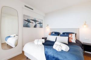 Postel nebo postele na pokoji v ubytování Juan les pins Suite luxueuse front de mer
