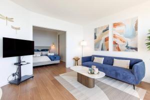 TV a/nebo společenská místnost v ubytování Juan les pins Suite luxueuse front de mer