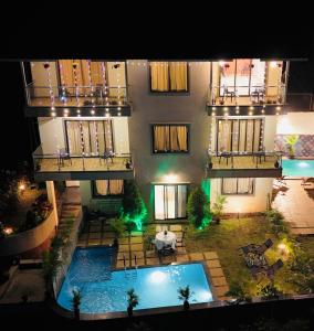 Bazén v ubytování OCEAN CREST LUXURY VILLA Mahabaleshwar nebo v jeho okolí