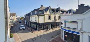 eine Draufsicht auf eine Stadtstraße mit Gebäuden in der Unterkunft Maison de Ville Ty Art in Quiberon