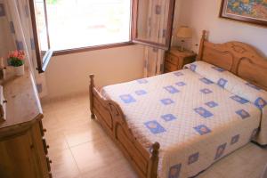 Posteľ alebo postele v izbe v ubytovaní Precioso apartamento con vistas en Roses AV-41