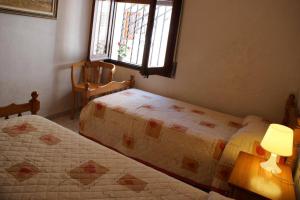 Posteľ alebo postele v izbe v ubytovaní Precioso apartamento con vistas en Roses AV-41