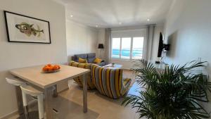 พื้นที่นั่งเล่นของ Precioso apartamento con vistas espectaculares de la Bahia Roses AV-48