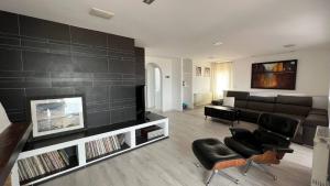 Televízia a/alebo spoločenská miestnosť v ubytovaní Preciosa Casa en Roses con Vistas al Pueblo y al mar AV-33