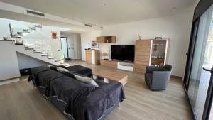 TV a/nebo společenská místnost v ubytování Villa Moderna con Piscina y Vistas al Canal en Roses AV-44