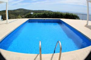 The swimming pool at or close to Impresionantes vistas del mar en Roses, Canyelles AV-37