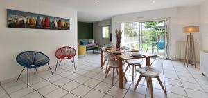 a living room with a table and chairs at Maison Ty Cloclo in Quiberon